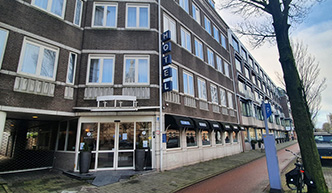 Plantenbakken voor het pand van Fletcher Stadshotel Den Haag